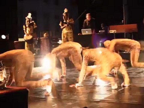 Extrait vidéo de Si loin Si proche (Yôro djan Yôrô souroun), création 2012 du festival des Musiques d'Ici et d'Ailleurs.