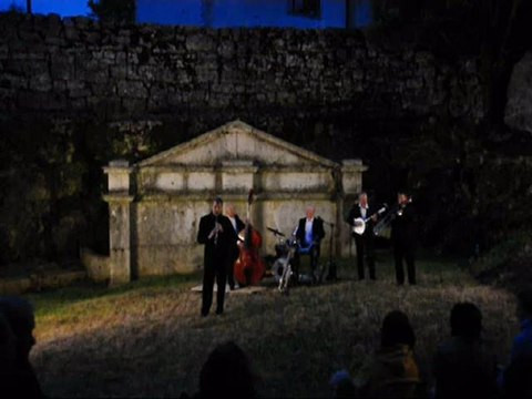 100 tambours 10 trompettes à DROM 02