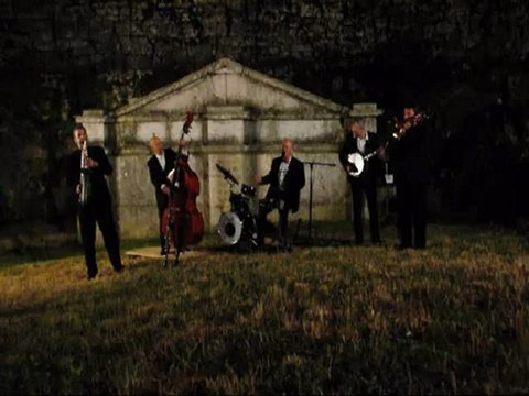 100 tambours 10 trompettes à DROM 04