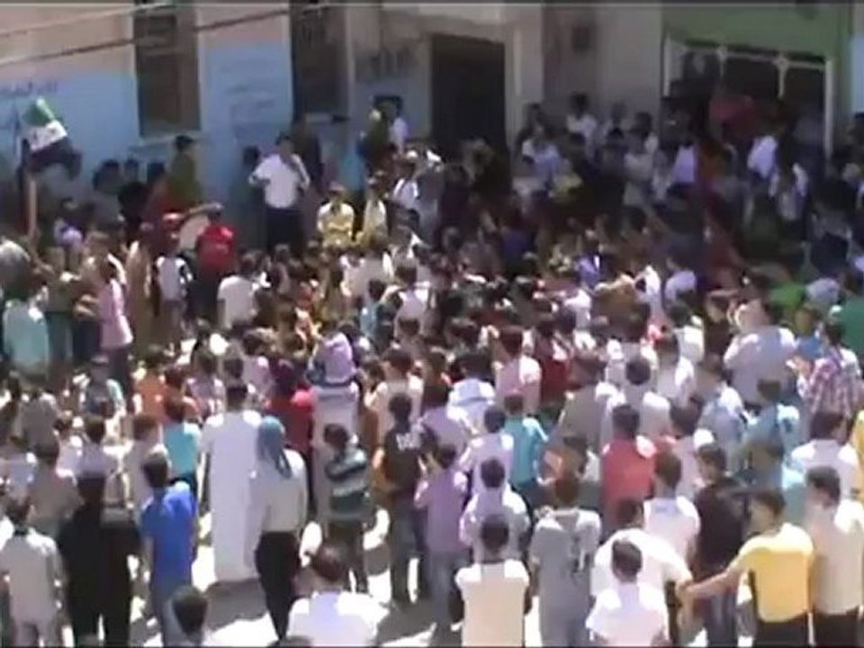 Syria فري برس حلب  دارةعزة مظاهرة في جمعة ديرالزور النصر القادم من الشرق 3 8 2012 Aleppo