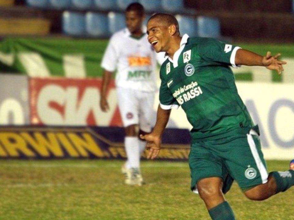 Un coup franc tout en puissance dans la lucarne !