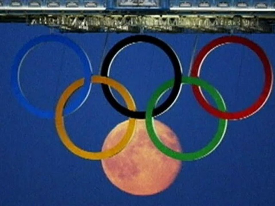 Beautiful pictures as the Moon rises behind Olympic rings