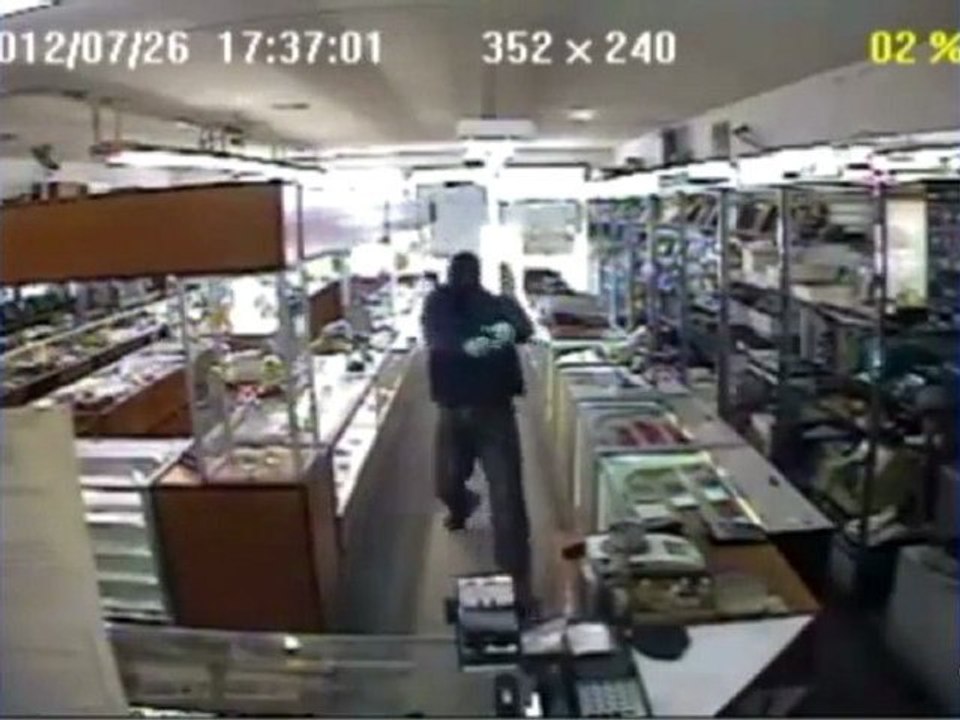 Femme de 65 ans tire sur 5 voleurs dans sa bijouterie