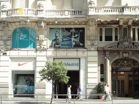 Nike - Decoracion e instalacion de vinilos en tienda