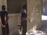 Syria فري برس  حماه المحتلة الجيش الحر يؤمن المدخل الرئيسي لحي باب قبلي 3 8 2012 Hama