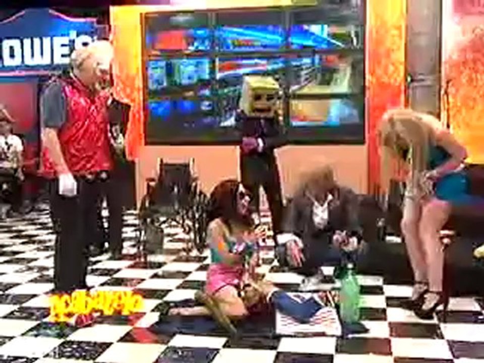 Justino y Selina cantando en Acábatelo.