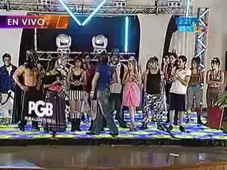 Pocho molesto ante tanta grilla dentro de "El Poncho Ballet".