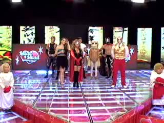 Gael Practica una llave con una participante en Mitad y Mitad