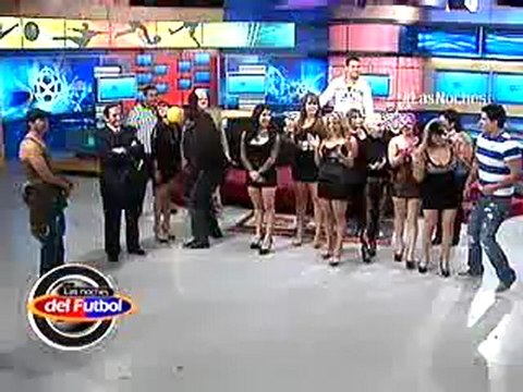 Big Neurosis le da un besito a Nataly...