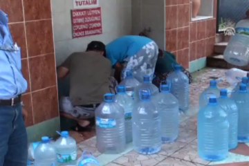 Damacanayı bırakan kaynağa koştu