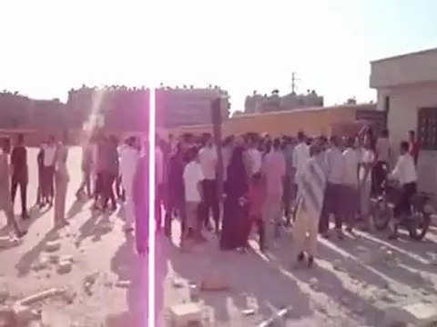 Syria فري برس حلب حي الشيخ خضر انتشال القتلى المدنيين الذين نزحوا إلى المدرسة هربا من القصف العشوائي بالطيران الحربي على مدرسة في الحي 5-8-2012 ج4