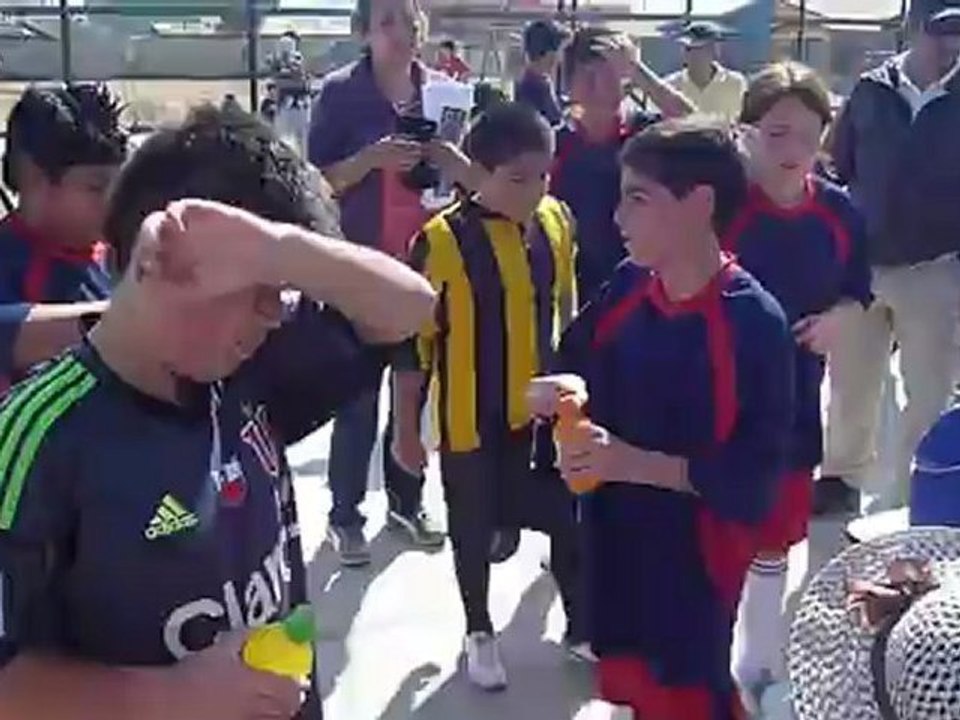 REGALANDO BEBIDAS A LOS GANADORES
