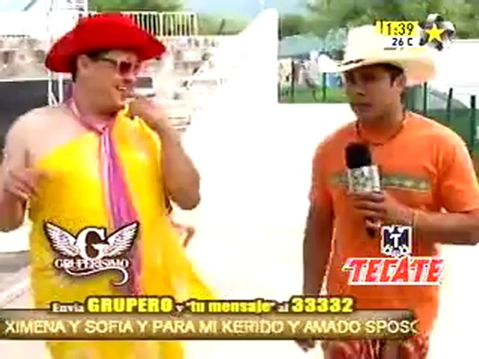 Margarito, Melchor y la Carmela con delfines ADVERTENCIA: MARGARITO SIN CAMISA. (TOPLESS)