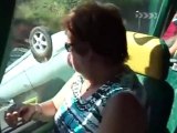 Touristes d'un autobus filment un accident de voiture
