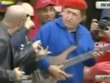 Hugo Chavez joue de la guitare avec Sean Penn