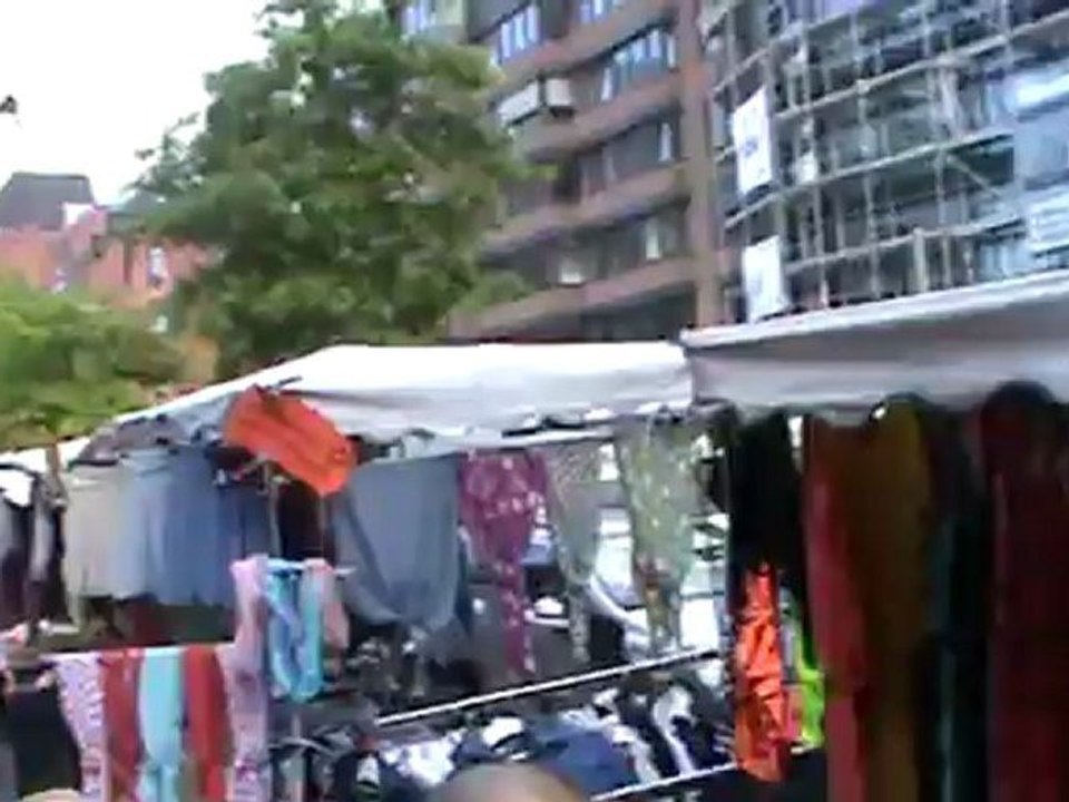 Die Fellas auf dem Fischmarkt in Hamburg am Hafen netter Einkauf lecker Essen Frühstück