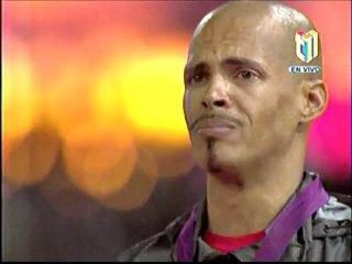 Felix Sanchez LLorando en la premiacion de la medalla de Oro (Orgullo Dominicano)