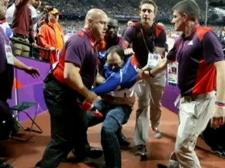 Dutch judoka restrains bottle thrower at men's 100m final