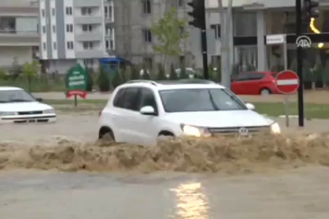 Şiddetli yağış su baskınlarına neden oldu