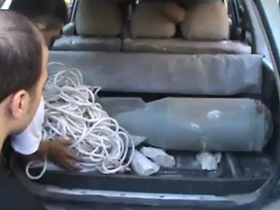 Syria فري برس  حلب لواء التوحيد  صاروخ طيران حربي ميغ لم ينفجر 6-8-2012