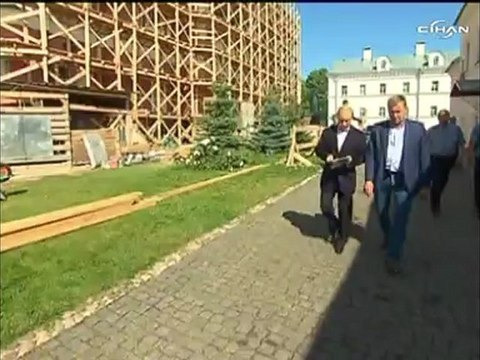 Papaz, Putin’in elini öptü; sanal ortam karıştı