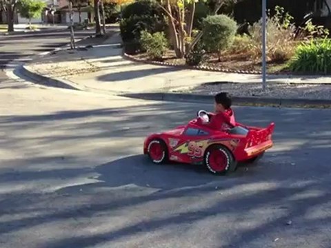 La voiture électrique Flash McQueen boostée par un papa - Vidéo Dailymotion
