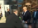 Poutine refuse le baiser d'un prêtre orthodoxe
