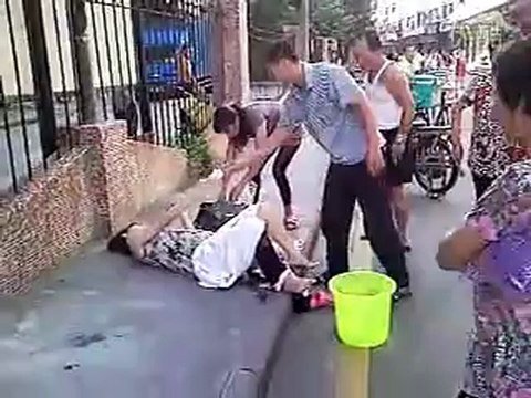 Femme accouche dans la rue en Chine (Juillet 2012)