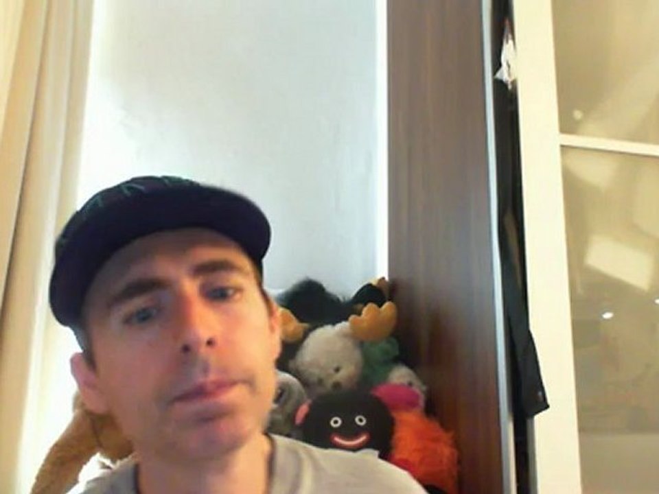 Wiwi égratigne "i write the songs" de Barry Manilow