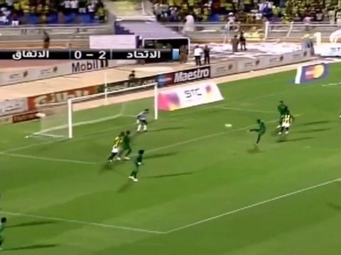 Une superbe reprise de volée... contre son camp !