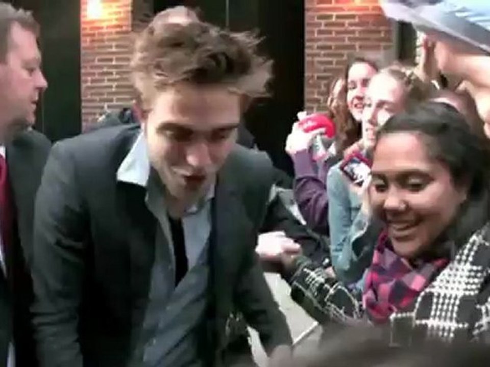 Robert Pattinson sucht Zuflucht in einer Country Western Bar