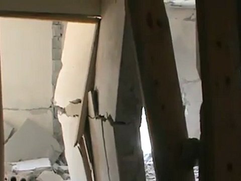 Syria فري برس حلب صلاح الدين اثار القصف الصاروخي الحوشي على الحي 7 8 2012 ج2