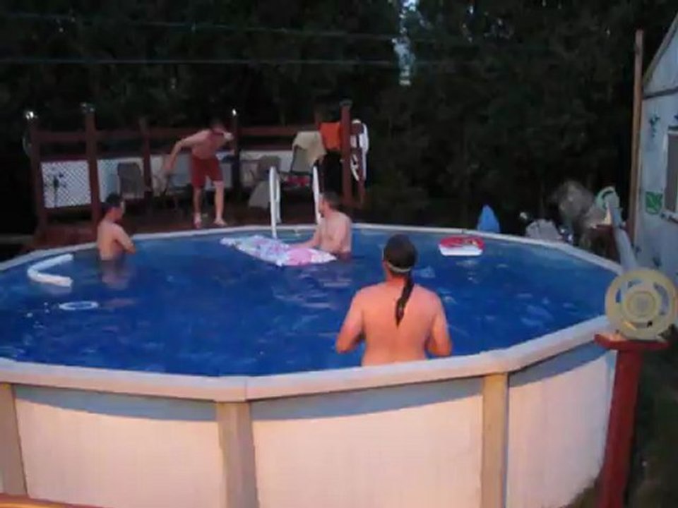 les jeunesses dans piscine
