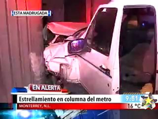 Estrellan vehículo contra columna de metro y huyen