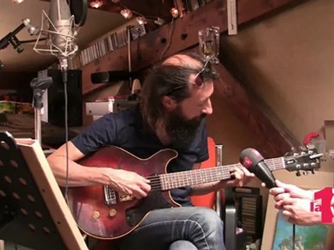 JP Nataf à la guitare.