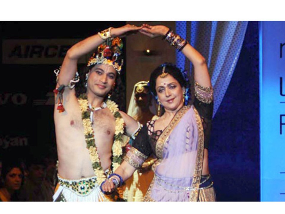 Bollywood News - Hema Malini Graced The Ramp As Radha