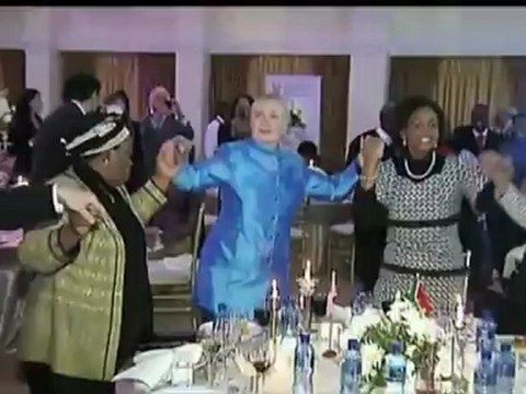 Hillary Clinton danse lors d'une visite en Afrique du Sud
