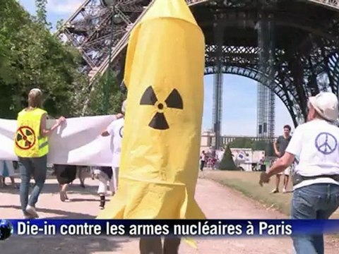 Die-in sous la tour Eiffel pour l'abolition des armes nucléaires