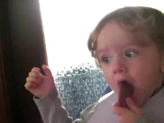 Rémi mange son gâteau