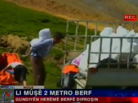 Li Mûşê hê jî berf li erdê ye! Welatî ew kom dikin û li bajêr difroşin-20120808-224733_678