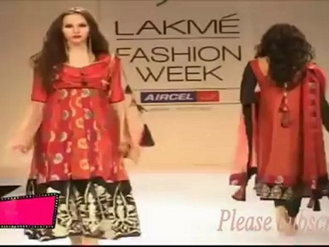 Hot Indian Models in Sexy Saree on ramp