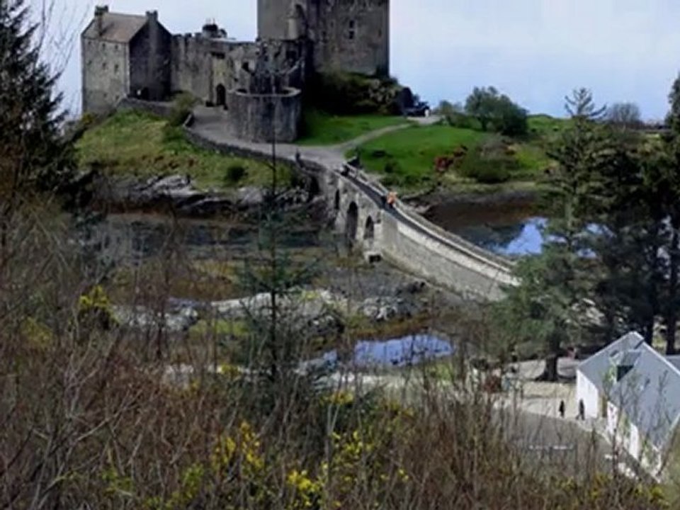 SCOTLAND THE BRAVE - PIPES  DRUMS