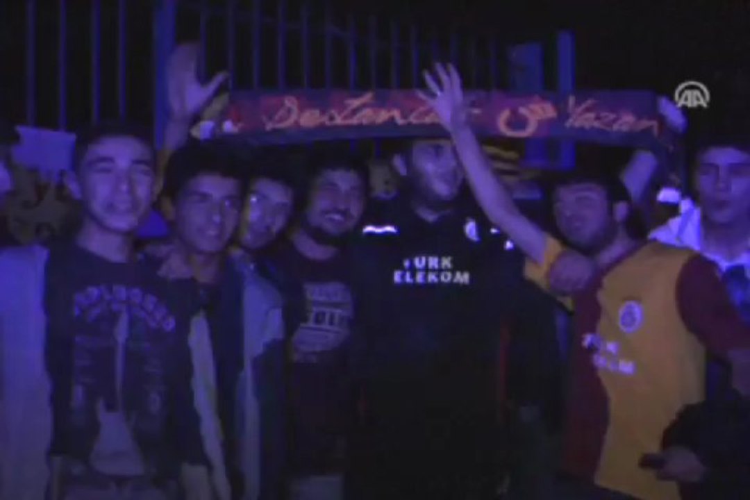 Bilet kuyruğuna akşamdan girdiler