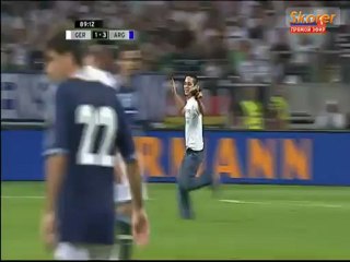 Messi için sahaya atladı - Video İzle