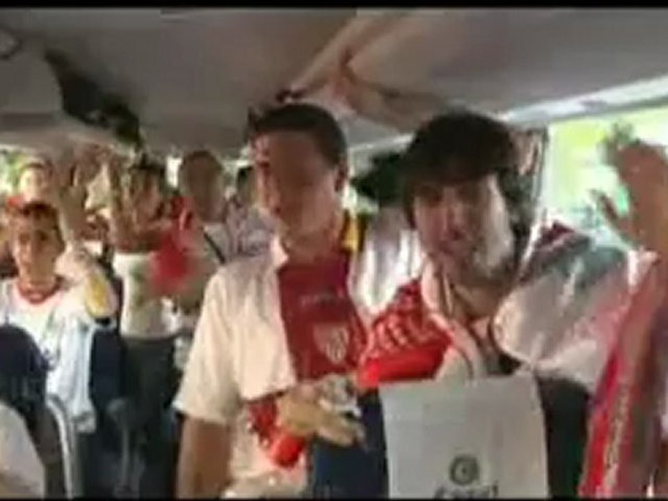 Los aficionados del Sevilla llegan a Barcelona para la final de copa