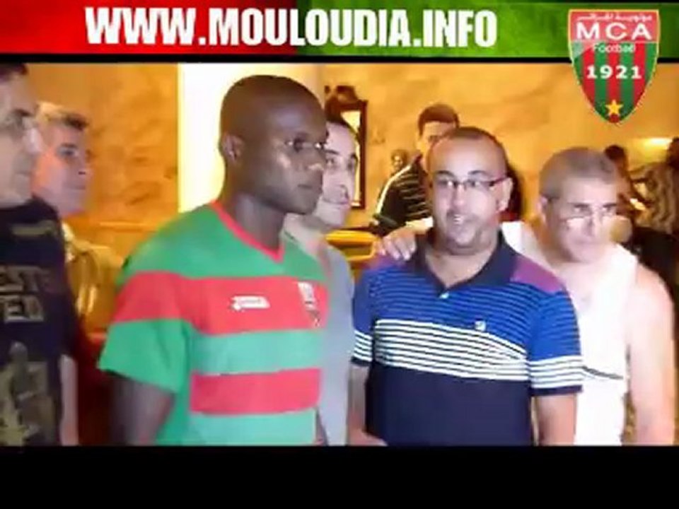 Mbele Lelo Blaise signe au Mouloudia