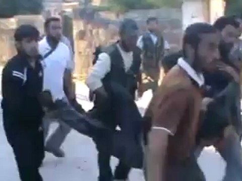 Syria فري برس ادلب جانب من معارك كتيبة فجر الاسلام في كفرنبل الجيش الحر يقوم باسعاف احد عناصره من الكتيبة بعد اصابته