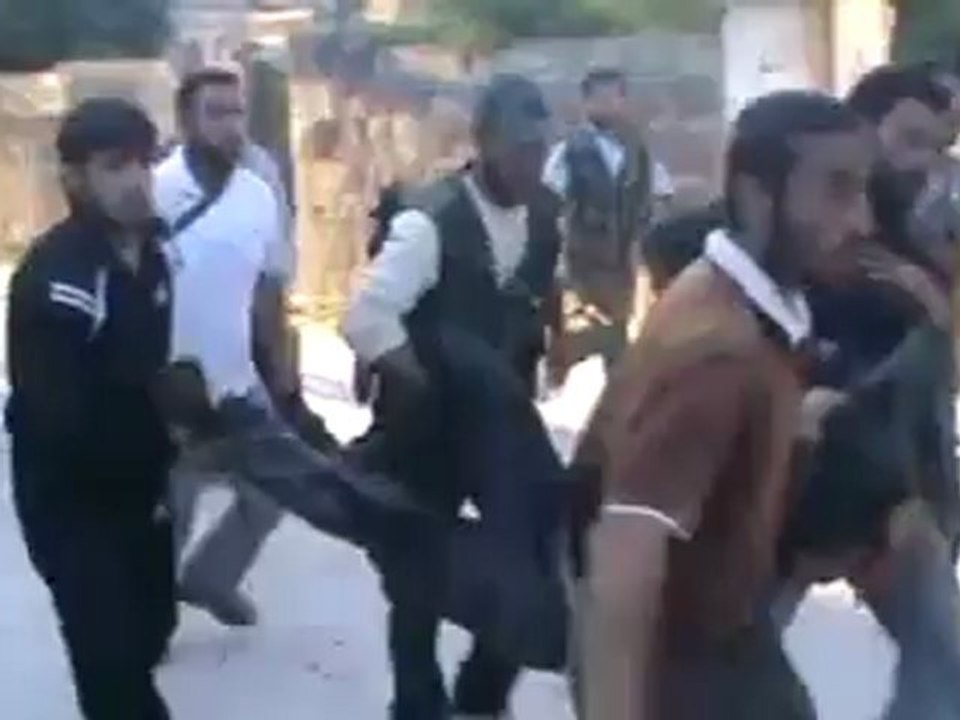 Syria فري برس ادلب   جانب من معارك كتيبة فجر الاسلام في كفرنبل   الجيش  الحر  يقوم باسعاف  احد  عناصره  من الكتيبة بعد  اصابته