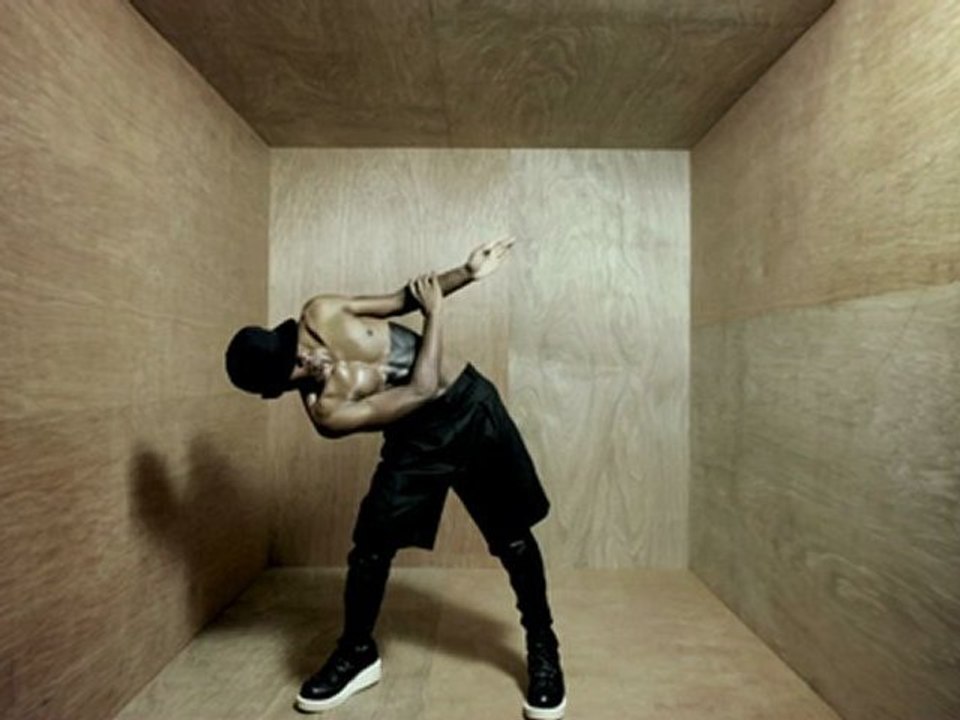 Lil Buck danse dans un cube de bois