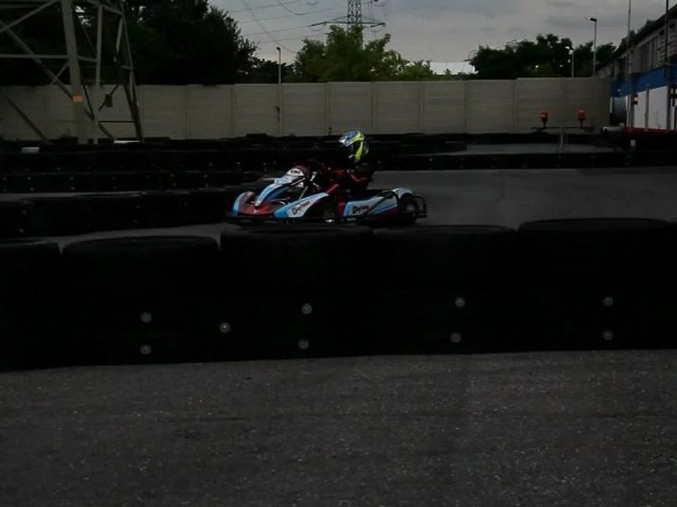 Go-Kart Weltmeister  07 KART-WM 2012 Christian Langos aus Essen - Oberhausen Mit Sturzhelm und Overall knattert Christian Langos auf die Haarnadelkurve